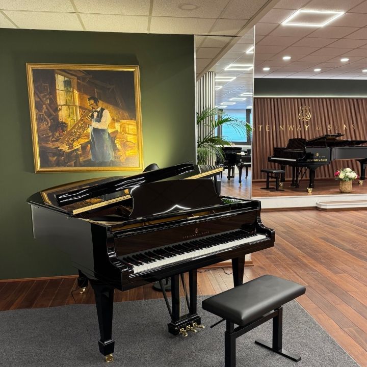 Steinway Flügel vor historischem Gemälde im Showroom von Piano Metz by DAUM