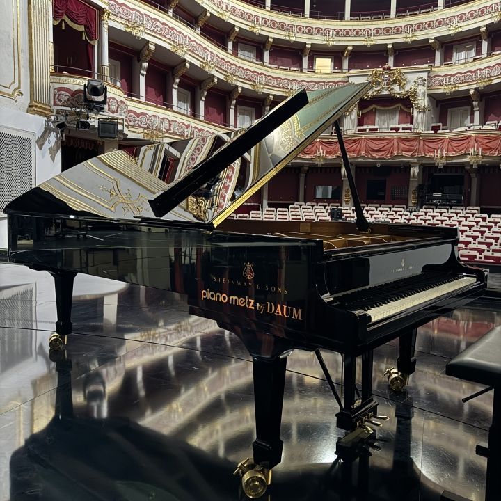Steinway Konzertflügel von Piano Metz by DAUM auf der Bühne des Theaters Regensburg