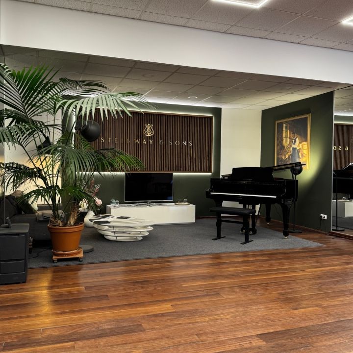 Steinway Lounge mit Flügel und stilvoller Einrichtung bei Piano Metz by DAUM