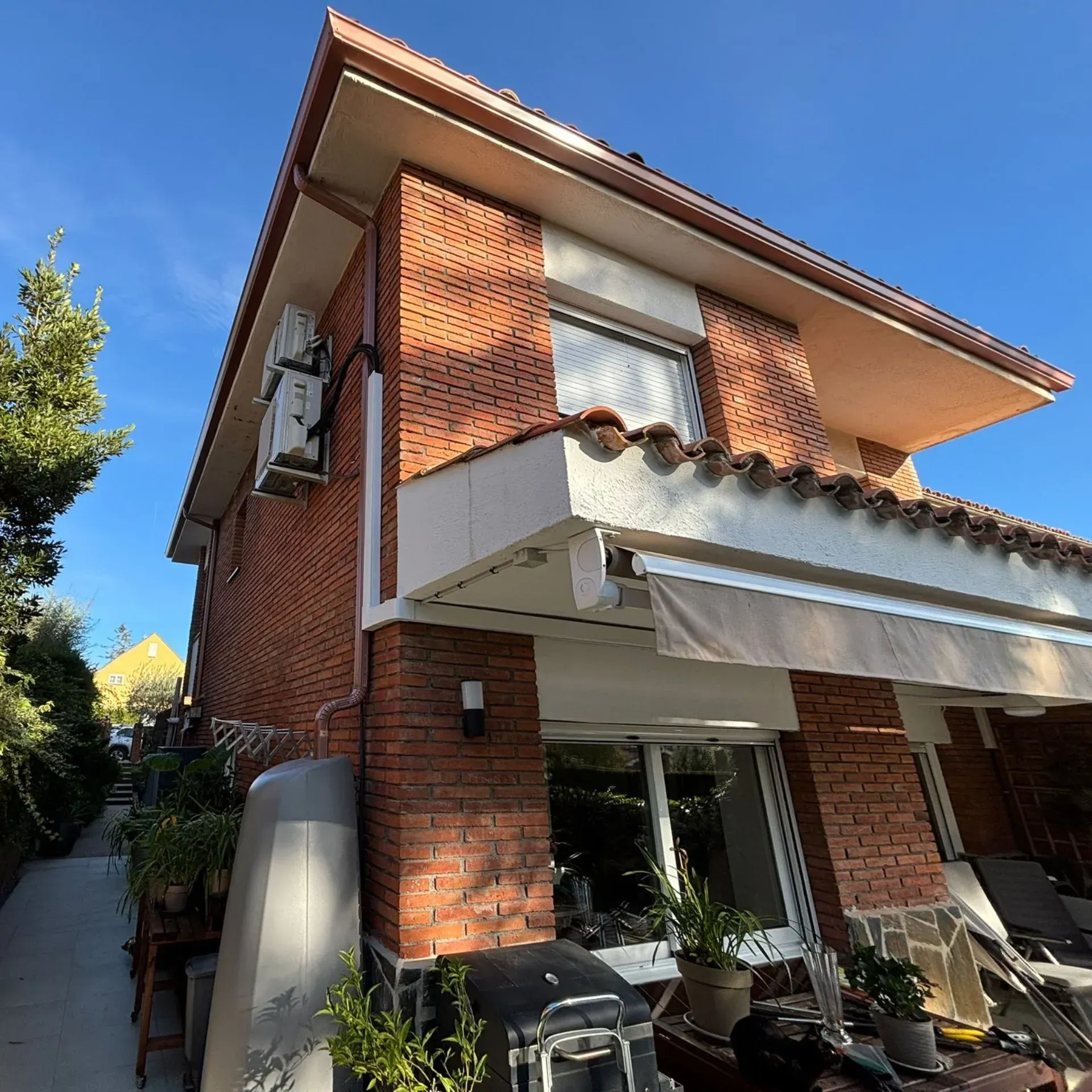 Canal de Aluminio Cobre Rústico sin juntas con un depósito de 400 L. instalado.