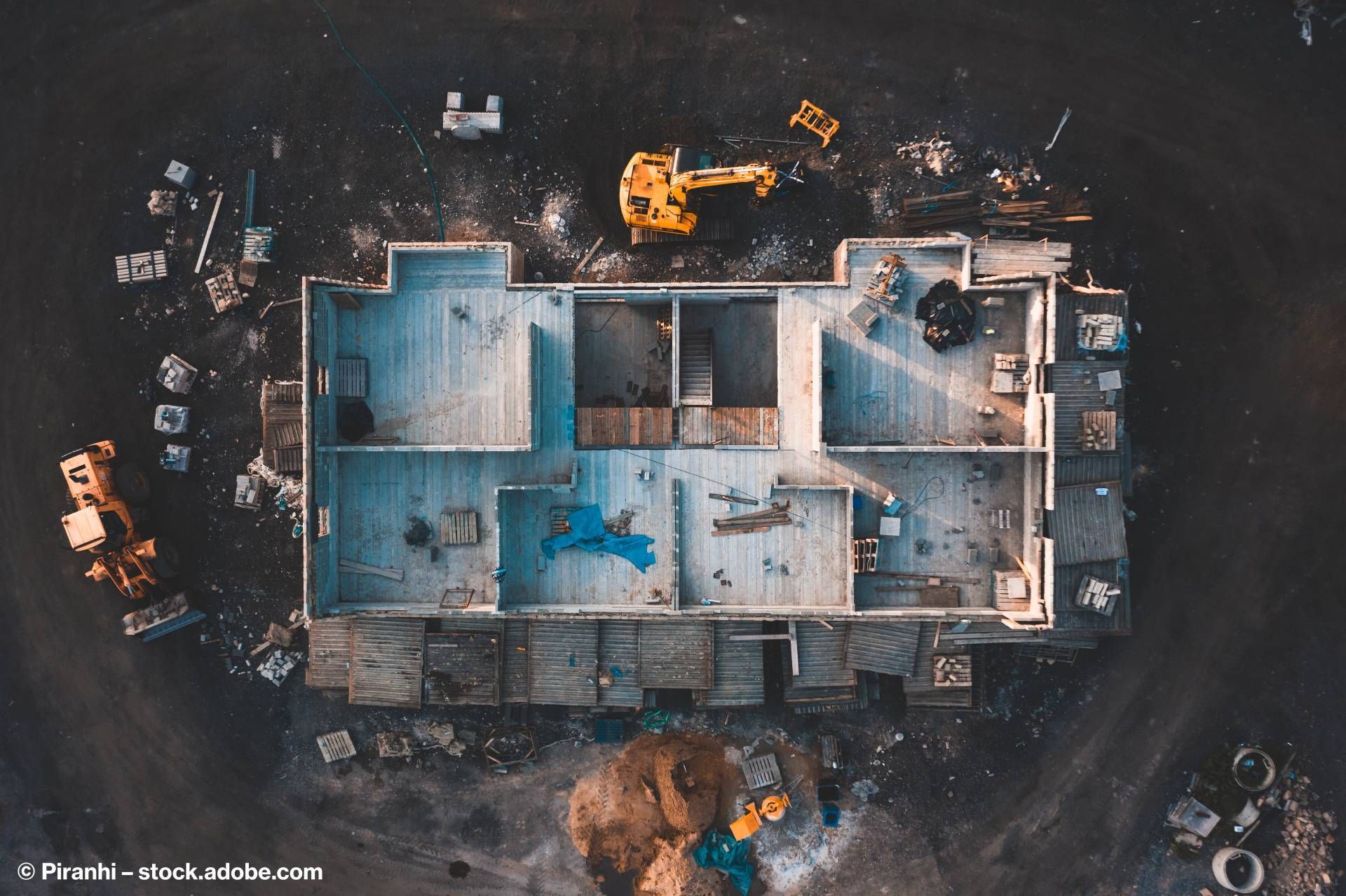 Abbruch - Gebäude Abbrucharbeiten von oben fotografiert