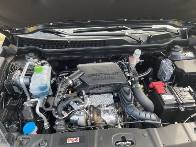 Ein Mechaniker überprüft den Innenraumfilter eines Autos.