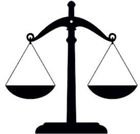 Una silueta en blanco y negro de una balanza de la justicia sobre un fondo blanco.