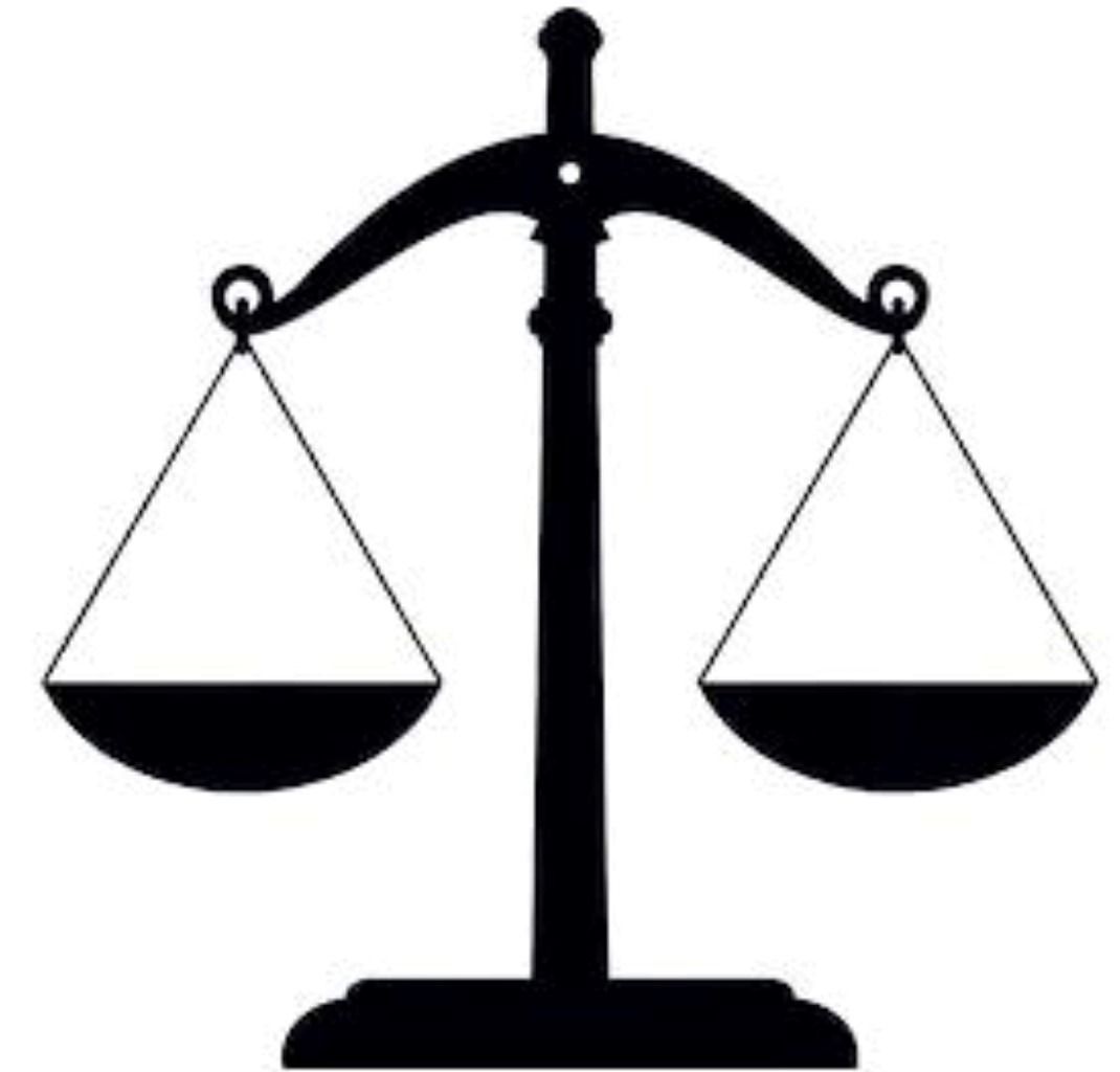 Una silueta en blanco y negro de una balanza de la justicia sobre un fondo blanco.