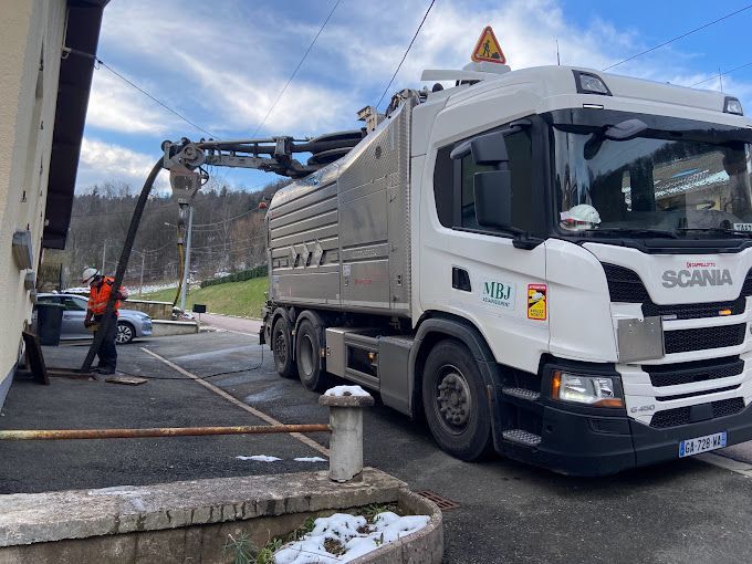 camion de MBJ assainissement en train de vidanger