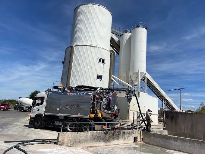 camion de MBJ assainissement devant un silo