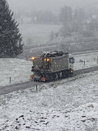 camion de MBJ assainissement sur une route en hiver