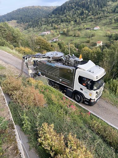 camion de MBJ assainissement sur une route de campagne en train de faire un pompage