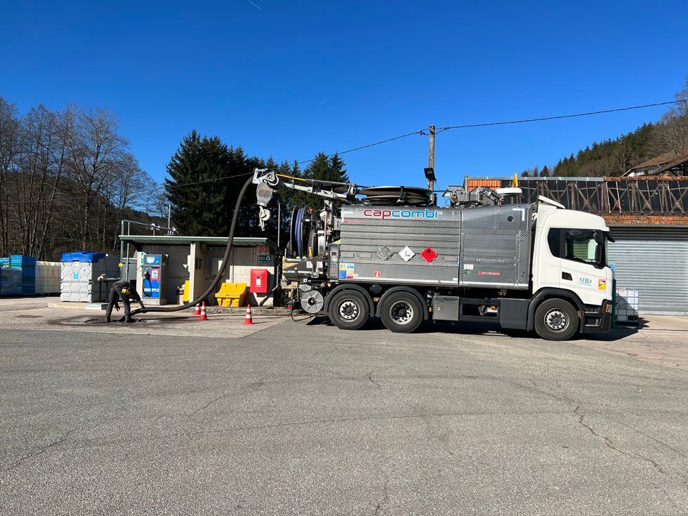 camion de MBJ assainissement en cours de pompage de cuve à fioul