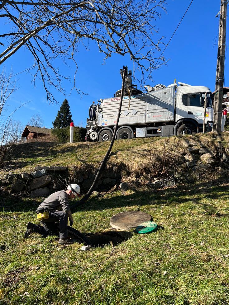 camion de MBJ assainissement en cours de vidange