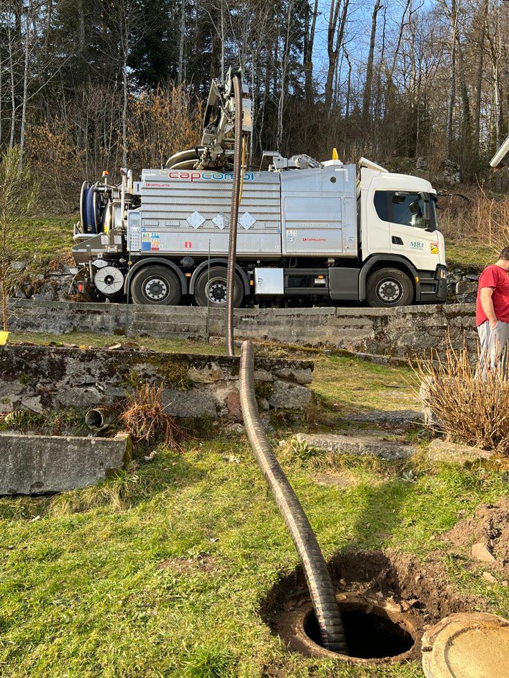 camion en train de faire une vidange de cuve