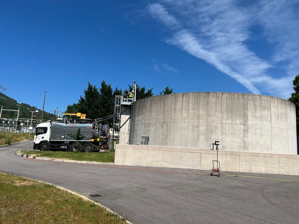Camion de MBJ assainissement en cours de curage de cuve - vue 2