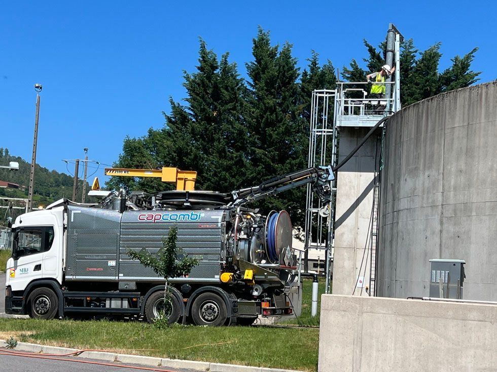 Camion de MBJ assainissement en cours de curage de cuve
