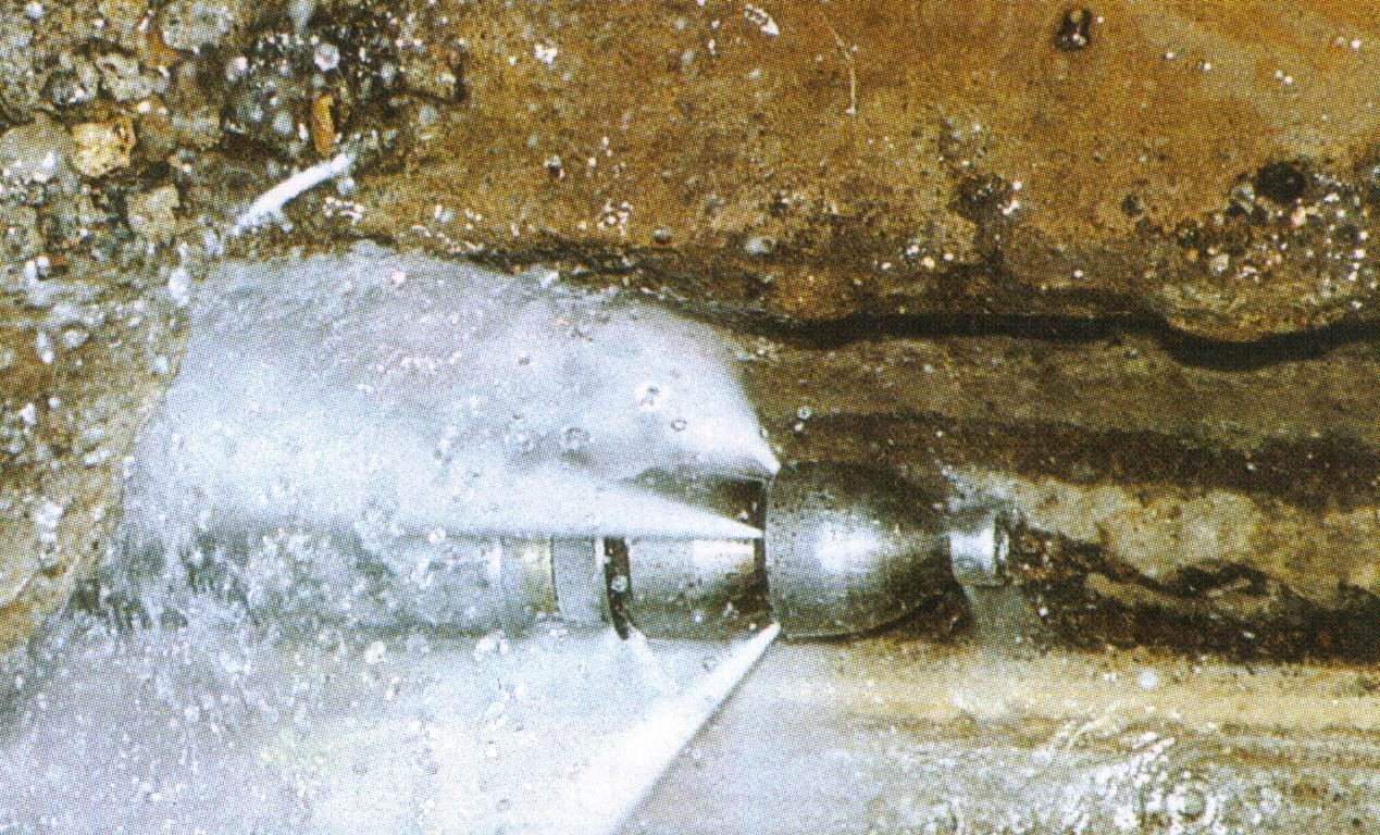 camion en train de réaliser un curage dans une cuve