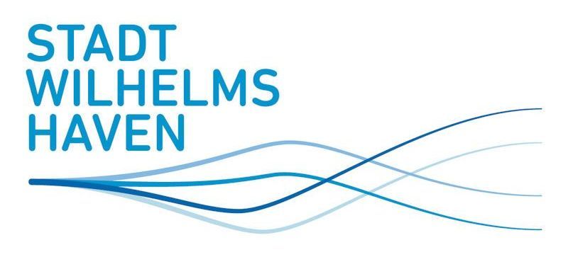 „STADT WILHELMSHAVEN“-Schriftzug mit stilisierten blauen Wellen.