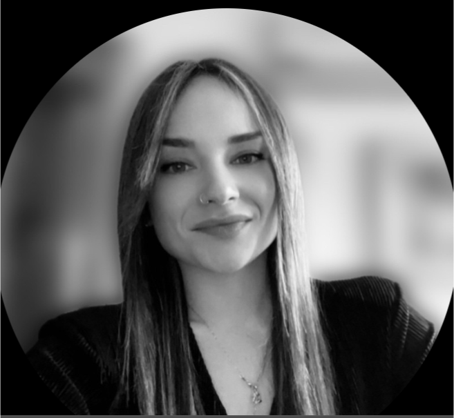 Mujer con cabello largo, sonriente, en un retrato en blanco y negro, enmarcado en un círculo.