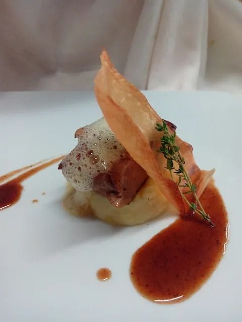 Un primer plano de un plato de comida con salsa encima.