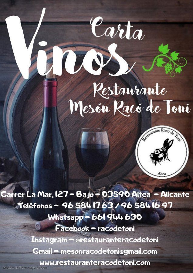 Una botella de vino y una copa de vino están sobre una mesa de madera.
