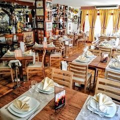 Un gran comedor lleno de mesas y sillas.