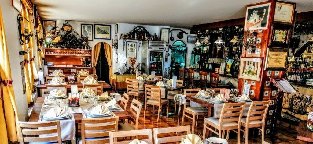 Un restaurante con muchas mesas y sillas