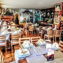 Un gran comedor lleno de mesas y sillas.