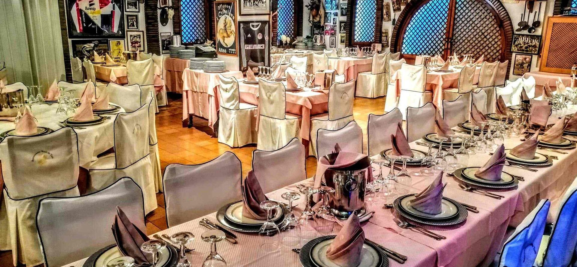 Una mesa larga con platos y servilletas en un restaurante.