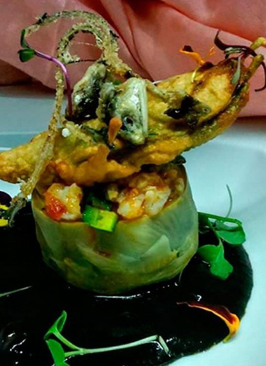 Un primer plano de un plato de comida sobre una mesa.