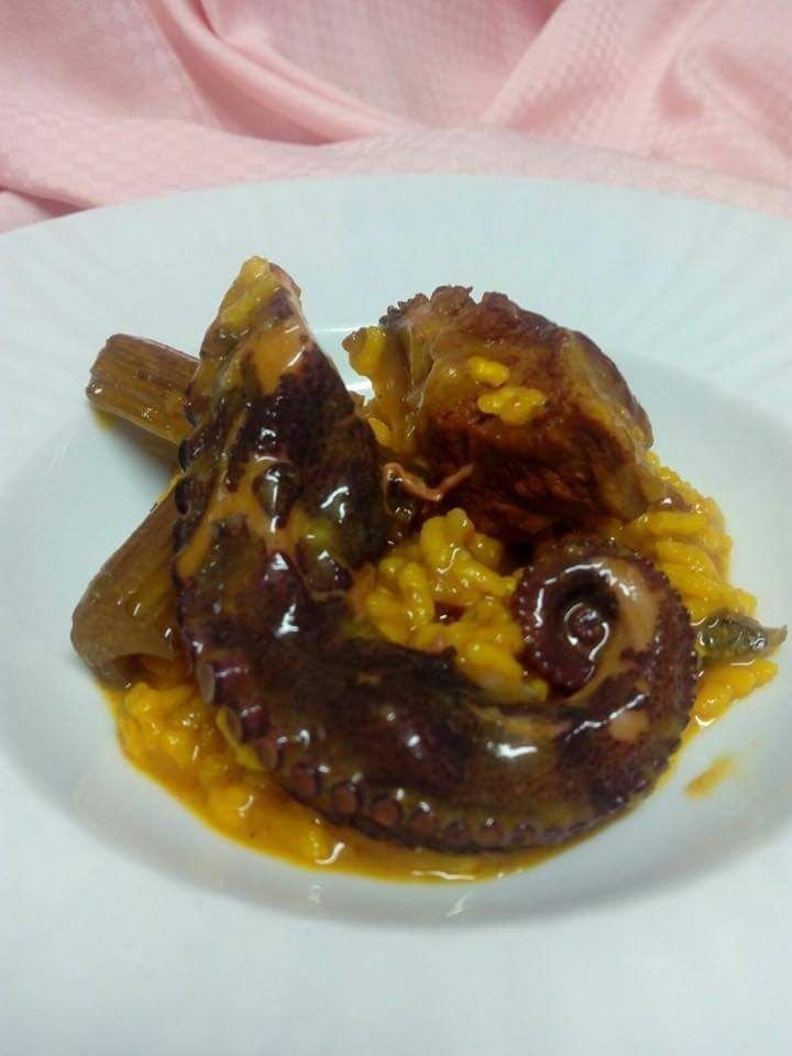 Un primer plano de un plato de comida sobre una mesa.