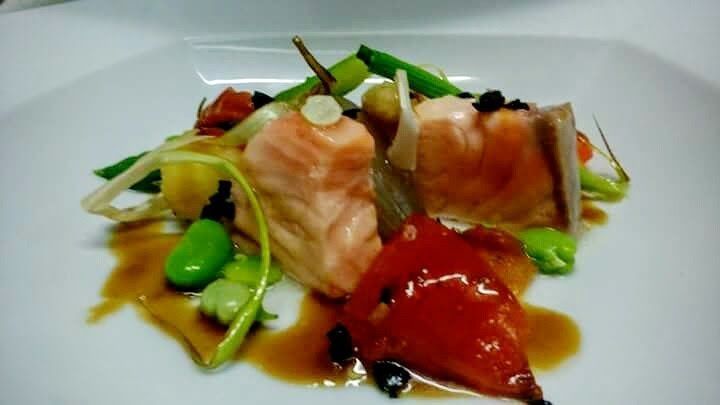 Un primer plano de un plato de comida con carne y verduras.