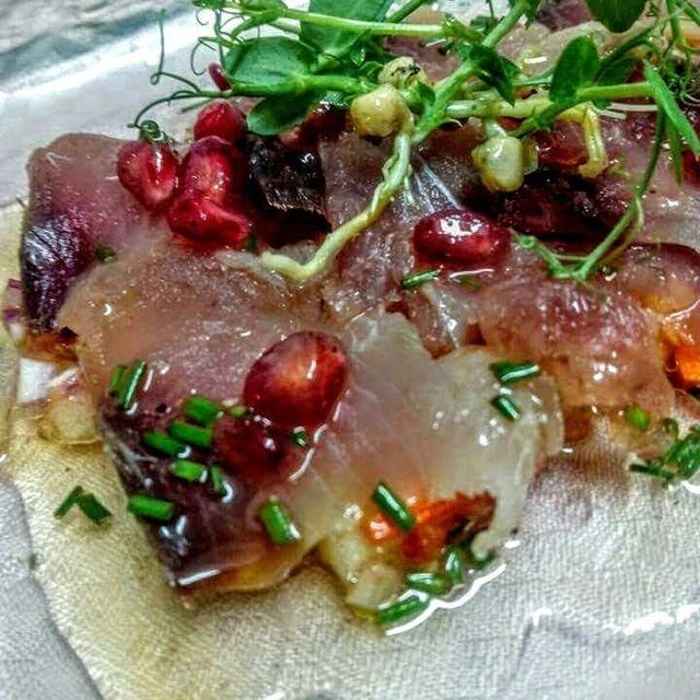 Un primer plano de un plato de comida con verduras encima.