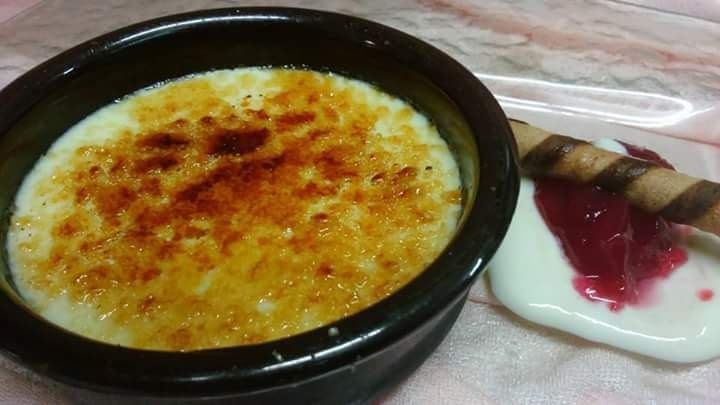 Un primer plano de un plato de comida sobre una mesa.