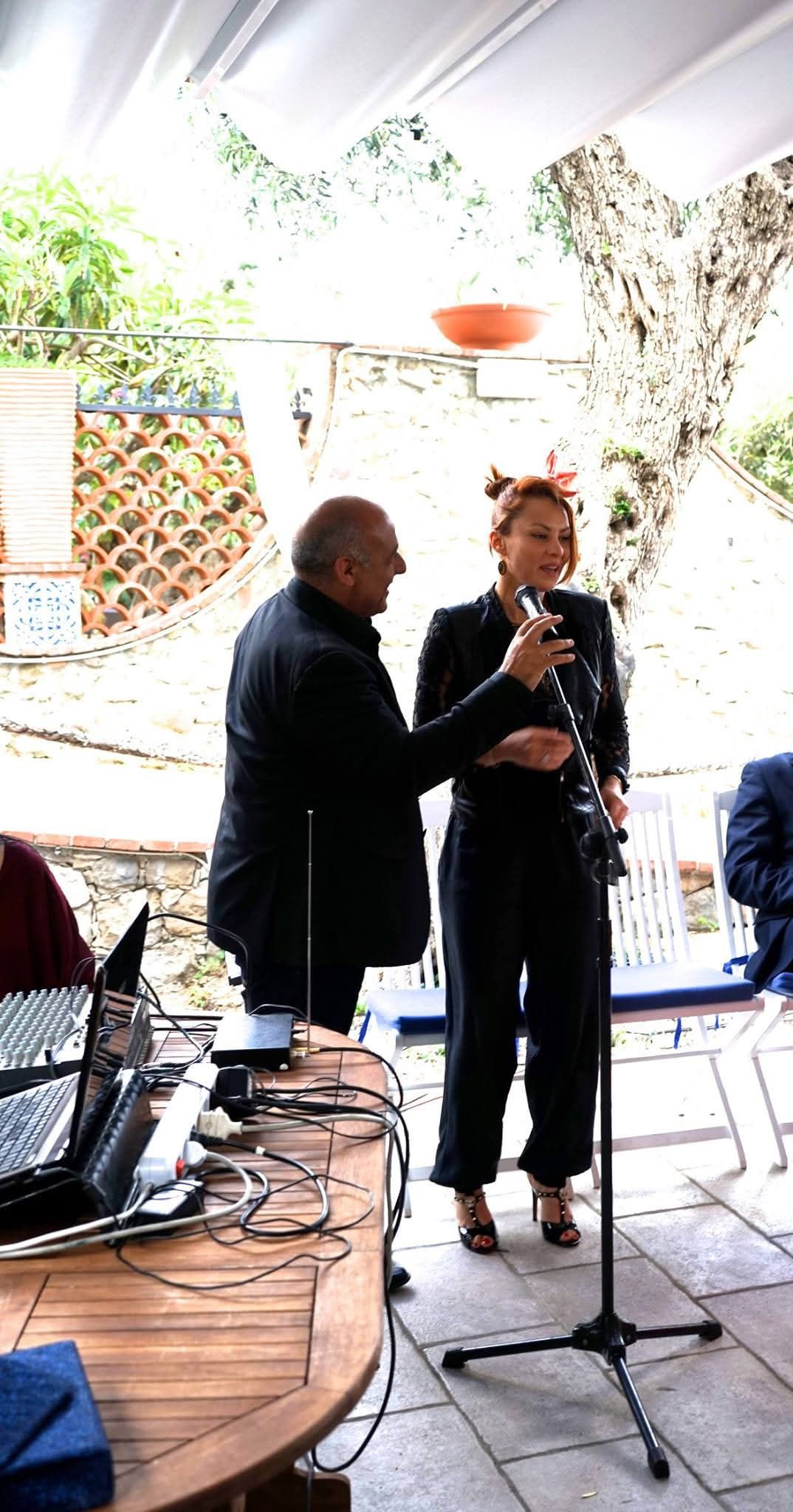 Un hombre le está enseñando a una mujer a tocar el clarinete.