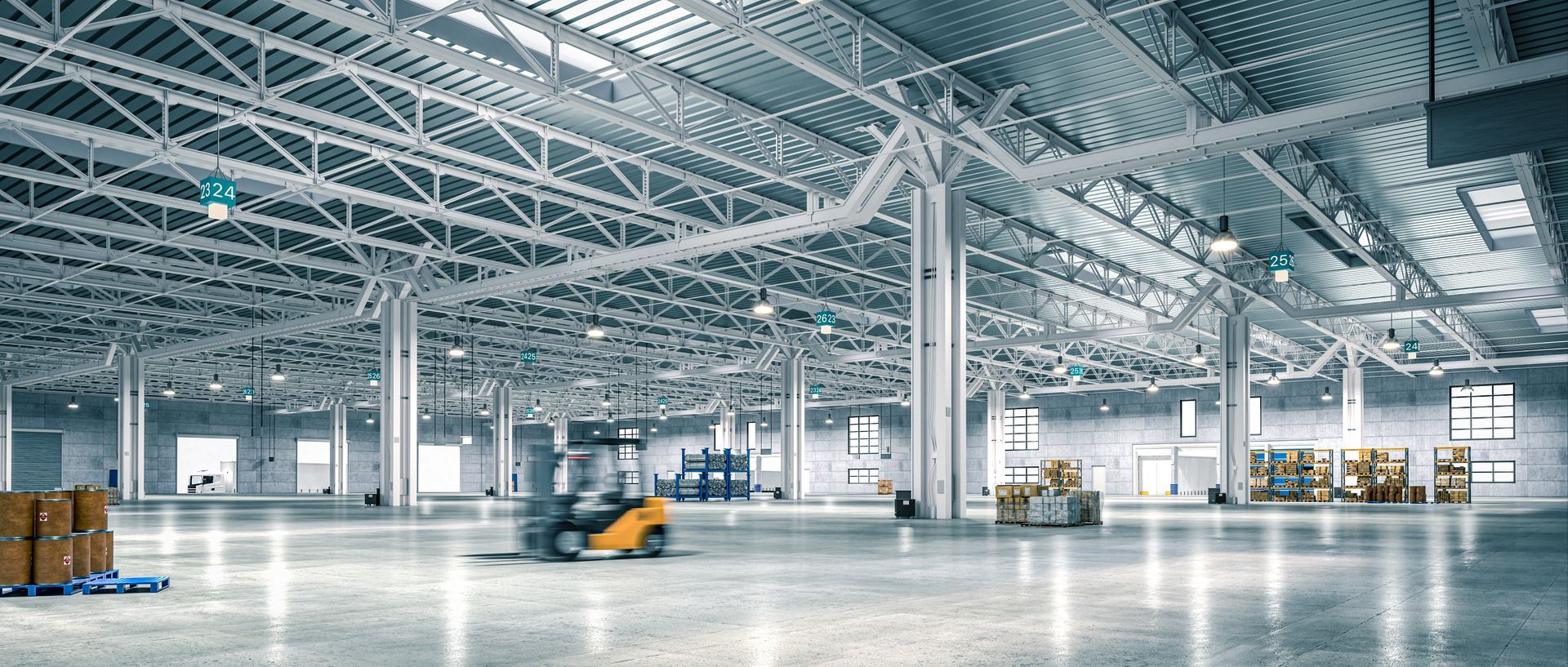 Grand intérieur d’entrepôt vide, avec un chariot élévateur et des caisses empilées sous un éclairage industriel puissant