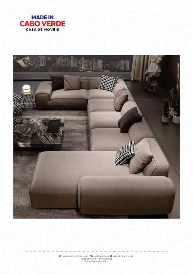 Um grande sofá modular bege com várias almofadas decorativas em uma sala de estar moderna