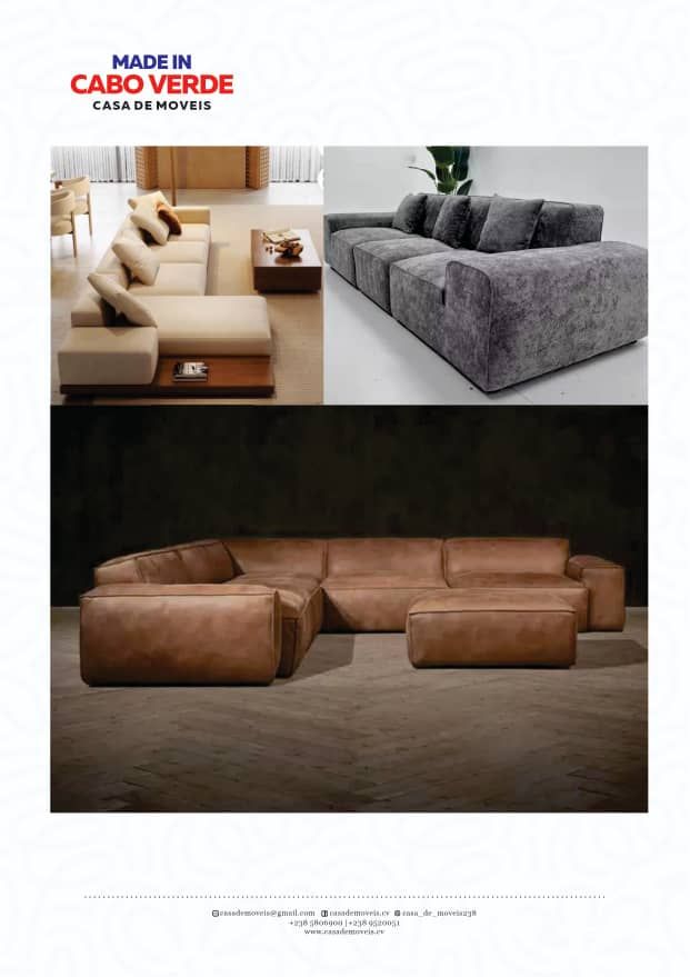 Uma colagem promocional exibindo três sofás modulares distintos em tecido claro, estofamento cinza e couro marrom.