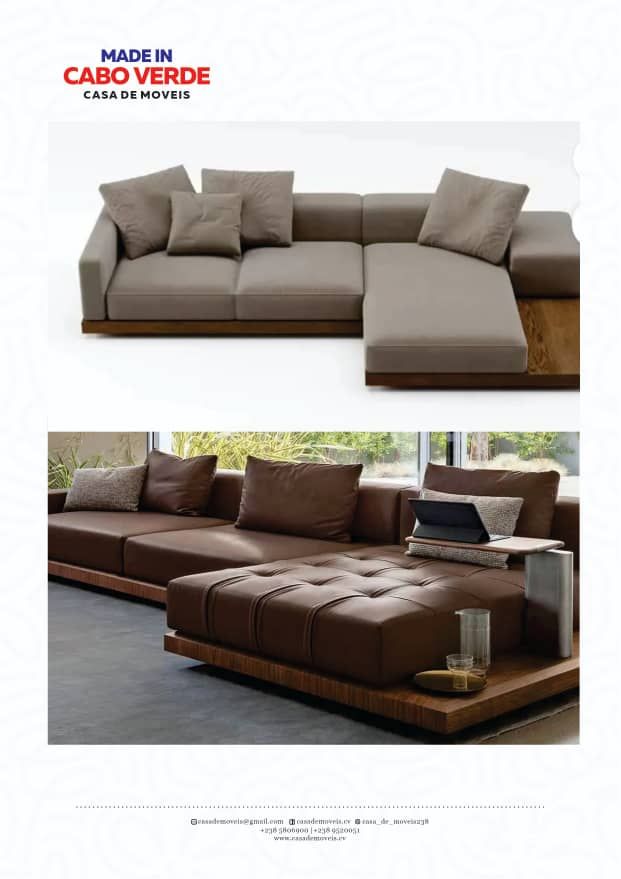 Dois sofás modulares sobre plataformas de madeira