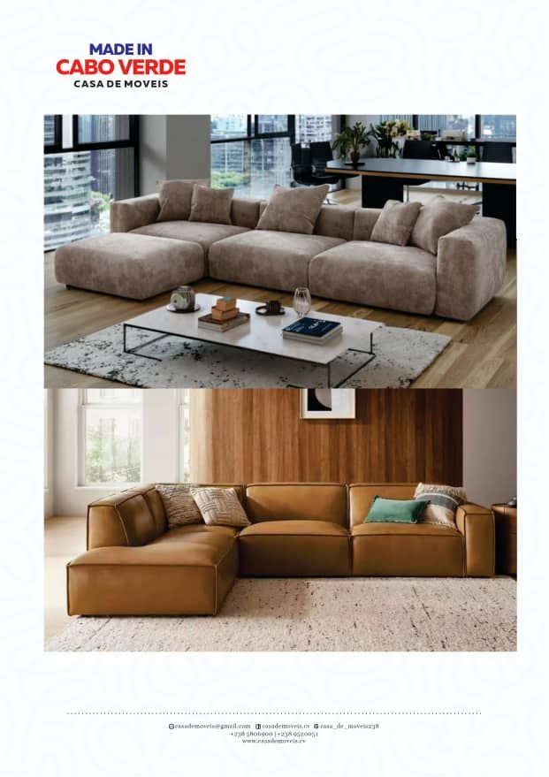 Dois sofás modulares modernos em tecido bege e couro castanho, apresentados em elegantes salas de estar.