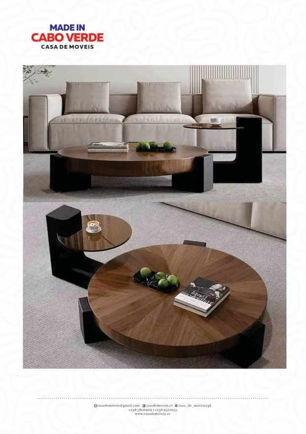 Sala de estar moderna com mesa de centro redonda de madeira e mesa lateral encaixada uma sobre a outra