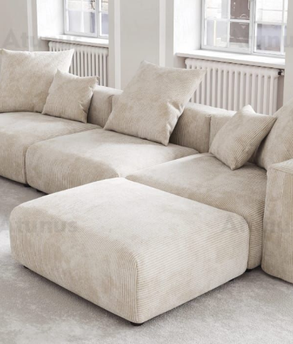 Conjunto de móveis modernos de madeira em um quarto minimalista, composto por um rack baixo para TV