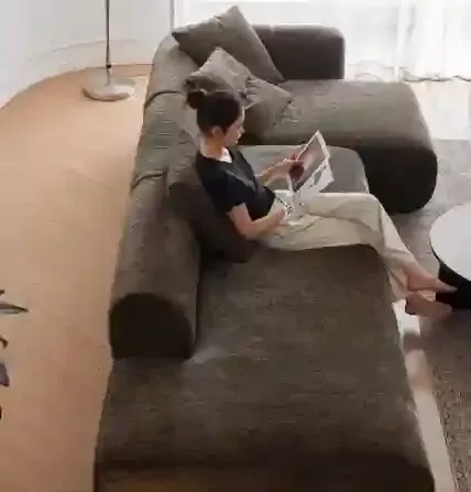 Uma sala de estar minimalista com uma mesa de centro quadrada preta com gaveta aberta