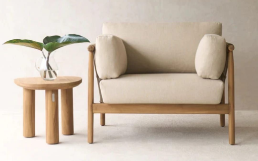 Conjunto moderno de sofá e mesa de centro de madeira, com design baixo
