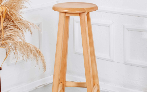 Conjunto moderno de sofá e mesa de centro de madeira, com design baixo