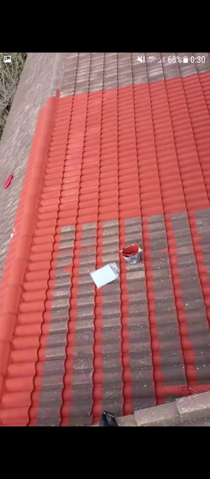 Primer plano de tejas de colores, incluidos azules, verdes y tonos naranja y marrón.
