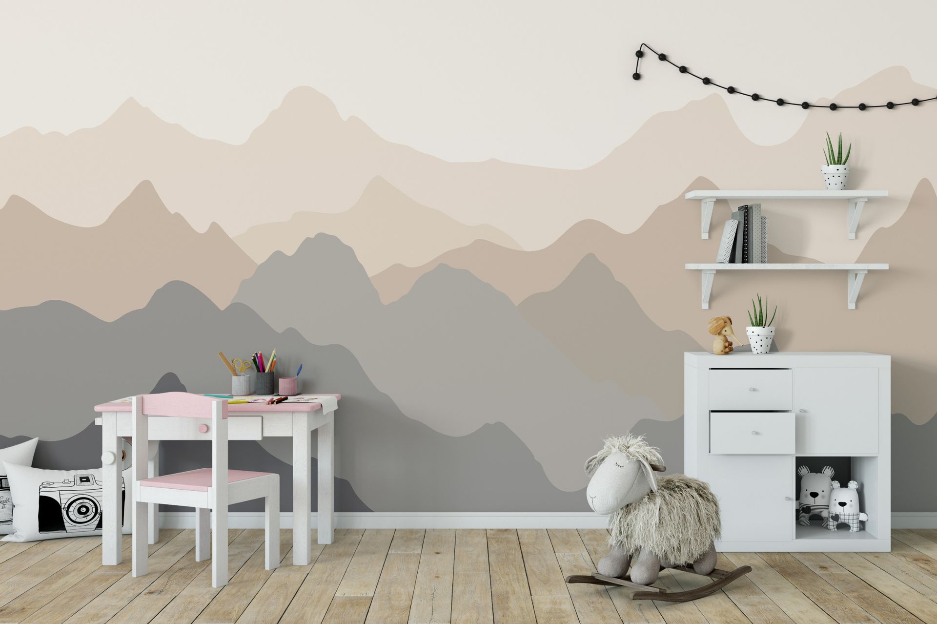 Una habitación infantil con un mural de montaña, escritorio y silla, armario blanco, estantes y una oveja de peluche.
