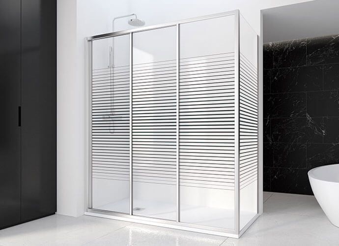 Mampara de ducha corrediza de cristal con rayas horizontales esmeriladas; marco cromado en un baño blanco.