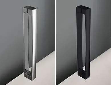 Manijas de puerta de metal plateado y negro, una al lado de la otra, sobre una superficie clara contra un fondo gris.