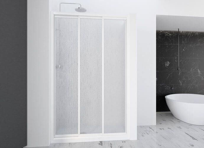 Puerta de ducha corrediza blanca en un baño moderno.
