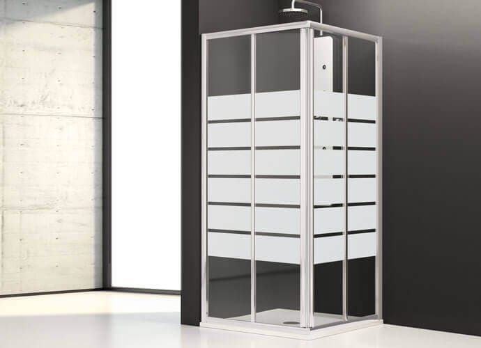 Mampara de ducha cuadrada con paneles de cristal esmerilado, marco cromado y cabezal de ducha.