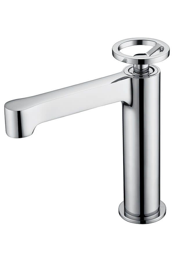 Grifo cromado con base alta y cilíndrica y manija en forma de rueda.