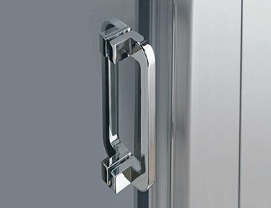 Manija de puerta de ducha cromada.